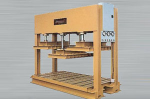 Assembly of cold presses for the wood industry