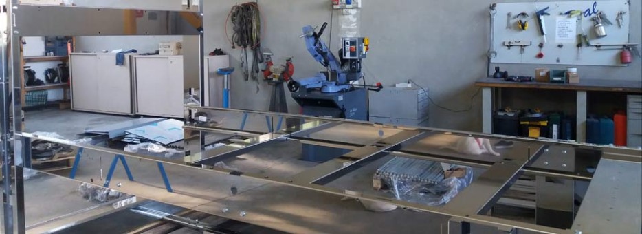 Assembly of automatic machinery for industrial plants